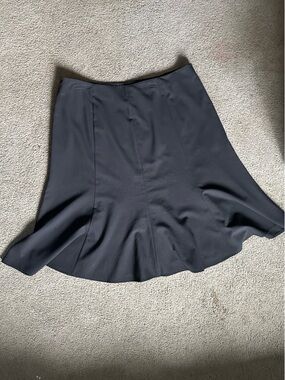 Studio 1940 poly. 18 W Fluted skirt.